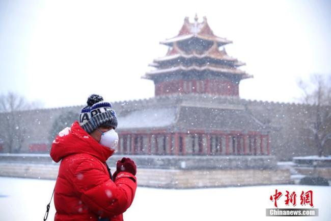 Le 5 février, la ville de Beijing a connu sa deuxième chute de neige de l’Année du Rat. Il s’agit de la première neige du printemps selon le calendrier lunaire chinois. Comme le dit un proverbe chinois : « neige abondante annonce année opulente ». Certains habitants sont sortis de chez eux pour admirer ces paysages magnifiques.