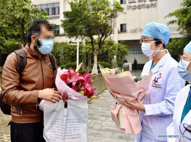 Un étudiant pakistanais en Chine (à gauche) s'entretient avec le personnel médical après son rétablissement dans le 8eHôpital du Peuple de Guangzhou, capitale de la province du Guangdong (sud de la Chine), le 12 février 2020.(Wang Yan / Xinhua)