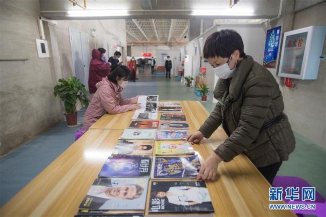 Ouverture de 23 petites librairies temporaires dans des hôpitaux de fortune de Wuhan