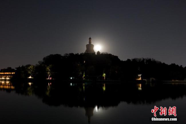 Découvrez en images la super lune qui a éclairé le 10 mars le ciel de Beijing. (Photo: Mao Jianjun/ChinaNews)