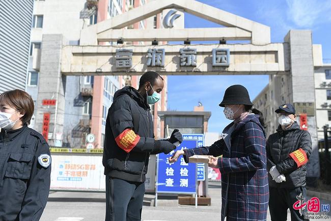 Depuis plusieurs jours, on peut souvent voir un jeune Africain portant un brassard « Bénévole » prendre la température des habitants à l’entrée d’un quartier du district de Haidian, à Beijing. Il s’appelle Ali, un jeune homme d’origine nigérienne qui vit à Beijing depuis 14 ans et qui travaille maintenant à l’ambassade du Niger en Chine après avoir également effectué ses études dans la capitale chinoise. Expert de français, d’anglais et de chinois, Ali s’est fait inscrire comme bénévole du quartier pour offrir son aide dans la lutte contre l’épidémie pour protéger sa « deuxième famille ». « Le gouvernement chinois protège non seulement le peuple chinois, mais aussi les étrangers qui y vivent », a déclaré Ali, très ému, en montrant des brochures d’information de prévention contre l’épidémie écrites en plusieurs langues