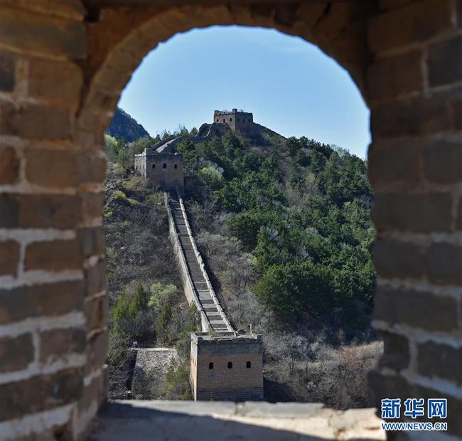 Photo aérienne prise le 13 avril, montrant les paysages printaniers de la section Simatai de la Grande Muraille, à Beijing. (Photos: Zhang Chenlin, Chen Zhonghao/Xinhua)