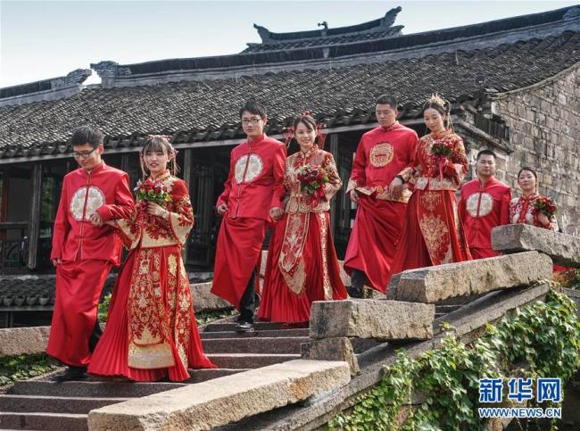 Le 20 mai, un mariage collectif traditionnel a été organisé dans le vieux village de Zhouzhuang, réputé comme « la petite Venise de Chine », dans la province du Jiangsu (est). Un total de 52 couples se sont dit « oui » avec style à cette occasion et ont pris des bateaux pour faire une visite du village.