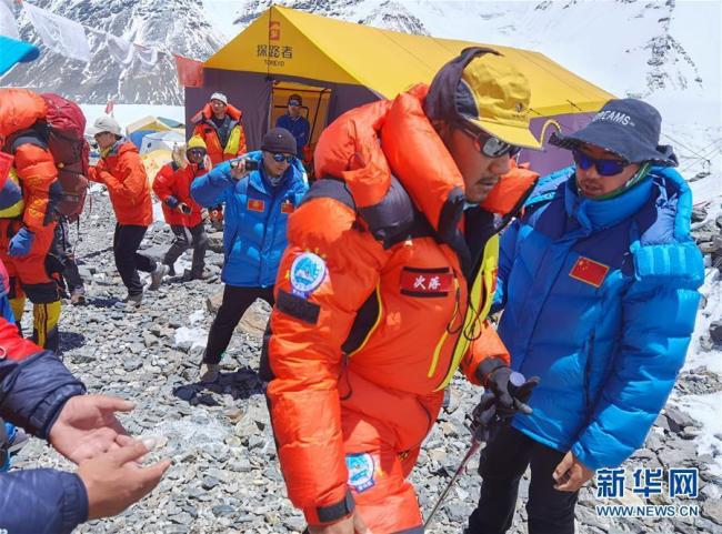 L’équipe chinoise se lance dans son troisième essai pour monter au sommet de l’Everest