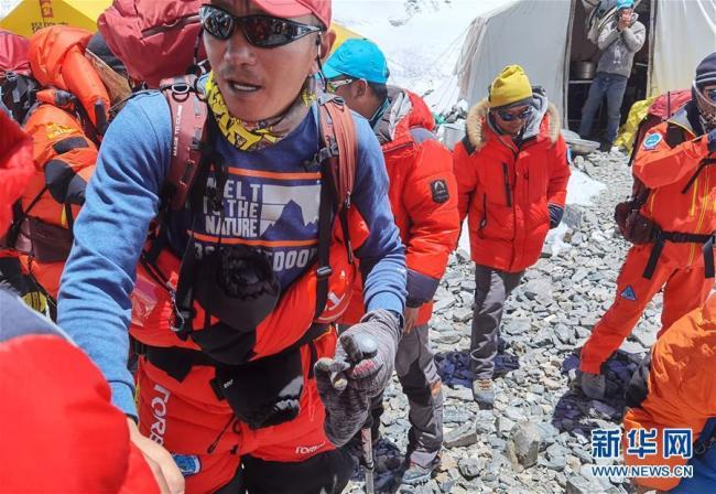 L’équipe chinoise se lance dans son troisième essai pour monter au sommet de l’Everest