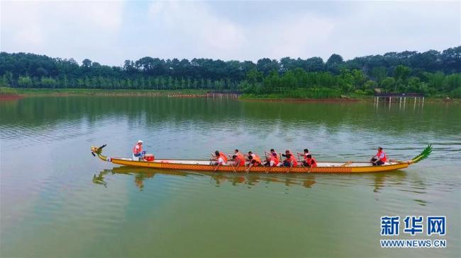 Hunan : reprise de l'entraînement des athlètes de course de bateaux-dragons à Miluo