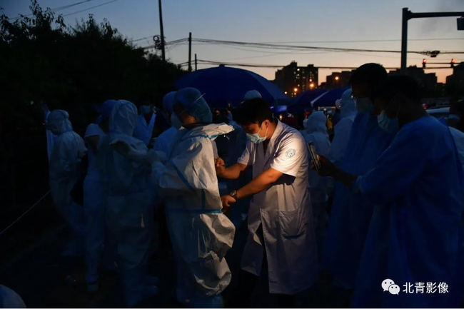 La nuit, dans la fraîcheur, le travail continue.<br>