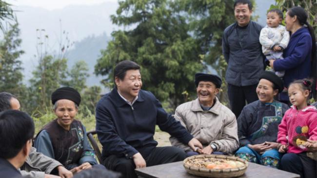 Le 3 novembre 2013, le secrétaire général du PCC Xi Jinping parlait avec des cadres et des villageois du village de Shibadong, dans la province du Hunan (centre).