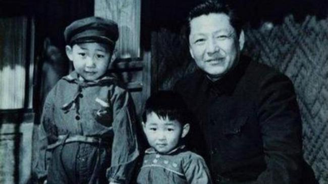 En 1958, Xi Zhongxun et ses deux fils, Xi Jinping et Xi Yuanping.