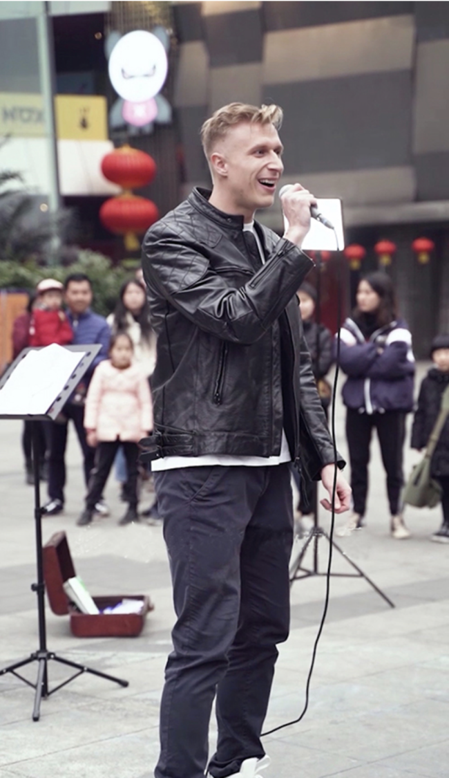 Filip chante dans la rue