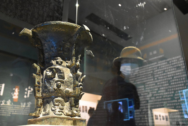 Le Hezun, plus ancien artefact portant les caractères « Empire du Milieu », exposé à Beijing