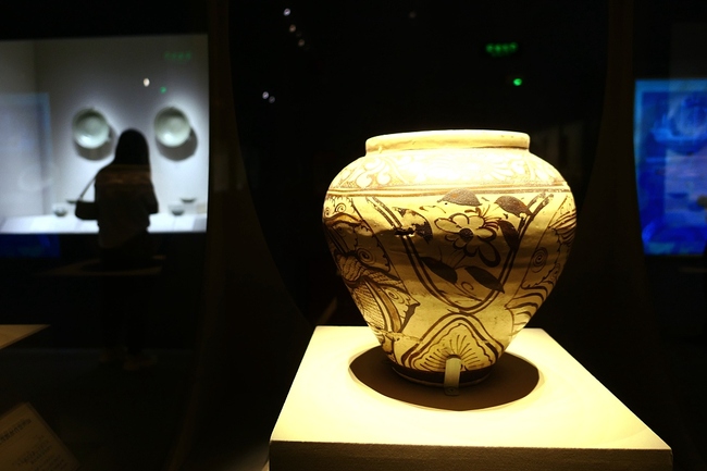 Photo prise le 6 septembre 2020 montrant des objets exposés lors d'une exposition au Musée national de Chine à Beijing, capitale de la Chine. Une exposition sur le thème du commerce maritime des céramiques chinoises dans les temps anciens a débuté ici vendredi.