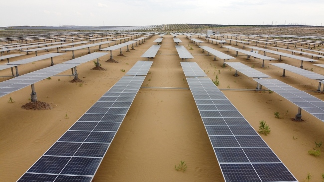 Photo aérienne prise le 14 septembre 2020 montrant la base d'énergie photovoltaïque de Dalad, située dans le désert de Kubuqi, dans la région autonome de Mongolie intérieure (nord de la Chine).