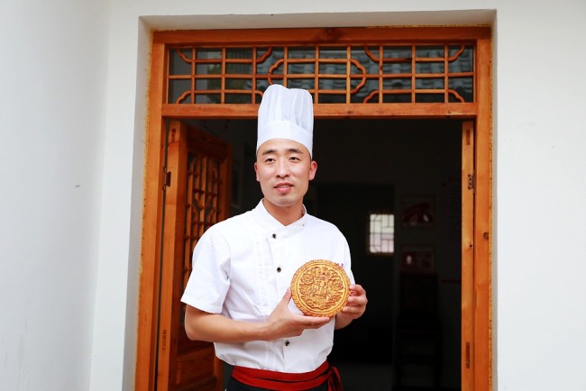 Un pâtissier du Henan transmet les techniques ancestrales de fabrication des gâteaux de lune