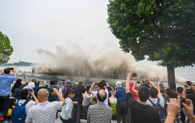 Hangzhou : le mascaret de la rivière Qiantang attire de nombreux spectateurs