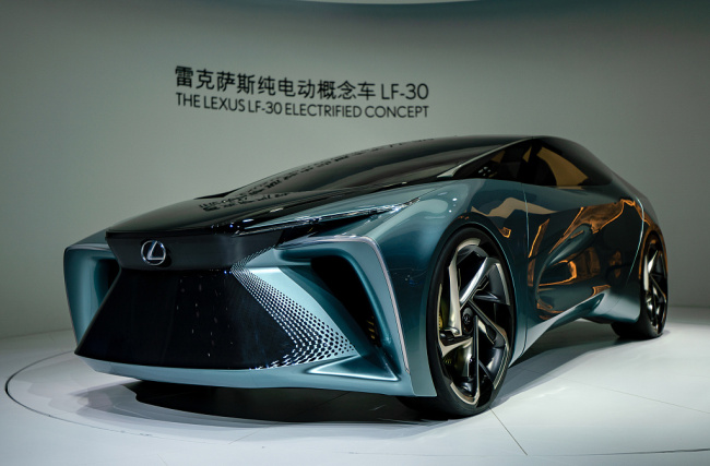 Photo prise le 26 septembre 2020 montrant une voiture électrique exposée au Salon international de l'automobile de Beijing 2020.