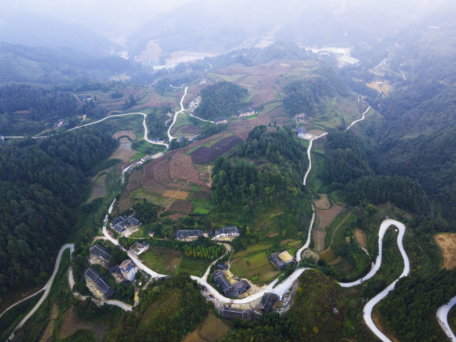 Zunyi : des routes construites à travers les montagnes pour relier les petits villages