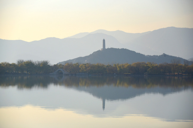Photo prise le 24 novembre 2020 montrant le paysage du Palais d'été à Beijing, capitale de la Chine.