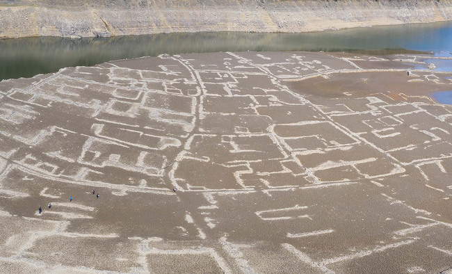 La sécheresse révèle l'emplacement d'un ancien village dans le réservoir de Jiaokou à Ningbo