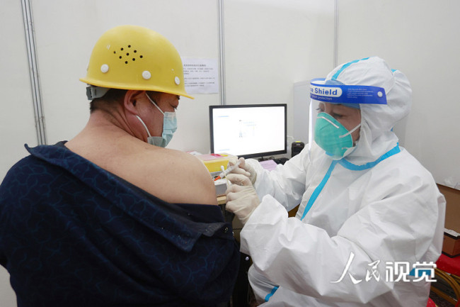 Beijing : des travailleurs pour les JO de 2022 reçoivent le vaccin contre la COVID-19