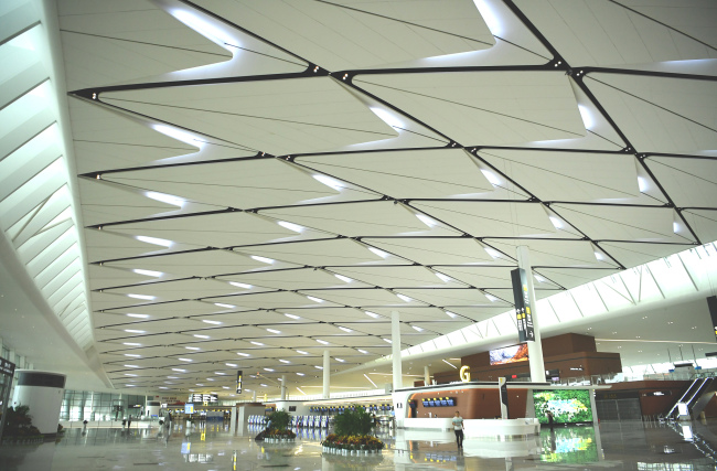Photo prise le 19 juin, montrant le plafond de l'aéroport international Tianfu de Chengdu, dont le design est inspiré de la décoration en or « Quatre oiseaux tournent autour du soleil », une relique exhumée au site de Jinsha, à Chengdu.