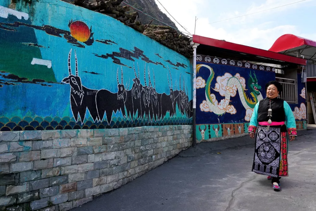 Τοιχογραφίες με στοιχεία της κουλτούρας των Τσιανγκ στο χωριό Τζιασάν στην κομητεία Λισιάν, στον Αυτόνομο Νομό Θιβετιανών Άμπα και Τσιανγκ, στην επαρχία Σιτσουάν της νοτιοδυτικής Κίνας. 