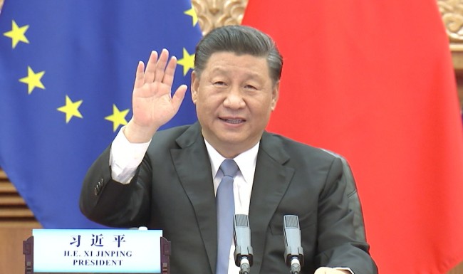 Ο Σι Τζινπίνγκ, πρόεδρος της Κίνας στην συνάντηση με τον Πρόεδρο του Ευρωπαϊκού Συμβουλίου Τσαρλς Μισέλ και την Πρόεδρο της Ευρωπαϊκής Επιτροπής Ούρσουλα φον ντερ Λάιεν και άλλους ηγέτες της ΕΕ μέσω βίντεο συνδέσμου στις 22 Ιουνίου.
