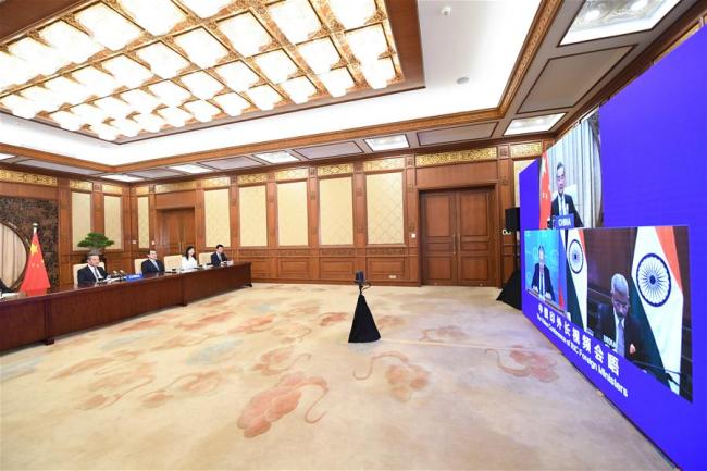 Ο Γουάνγκ Γι, Κινέζος Κρατικός Σύμβουλος και Υπουργός Εξωτερικών παρευρίσκεται σε τηλεδιάσκεψη με τον Ρώσο Υπουργό Εξωτερικών Σεργκέι Λαβρόφ και τον Υπουργό Εξωτερικών της Ινδίας S. Jaishankar στο Πεκίνο, πρωτεύουσα της Κίνας, στις 23 Ιουνίου 2020. (φωτογραφία / Xinhua)