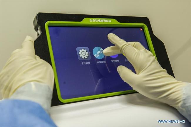 Ένας νοσηλευτής εργάζεται στο εργαστήριο αλυσιδωτής αντίδρασης πολυμεράσης (PCR) στο Νοσοκομείο Πουρέν του Πεκίνου, πρωτεύουσα της Κίνας, στις 23 Ιουνίου 2020. Το εργαστήριο PCR τέθηκε σε χρήση στις 15 Ιουνίου για τη διεξαγωγή νουκλεϊκού οξέος δοκιμή για COVID-19. (Xinhua / Zhang Yuwei) 