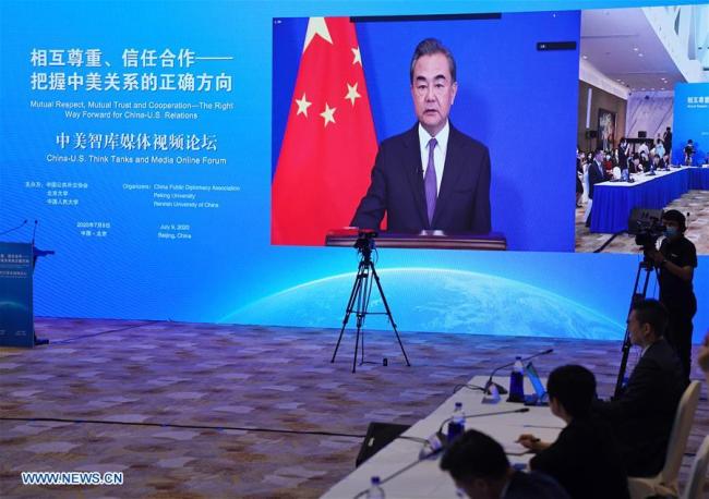 Ο Γουάνγκ Γι, Κρατικός Σύμβουλος και υπουργός Εξωτερικών της Κίνας ενώ απευθύνεται στο Διαδικτυακό Φόρουμ Επιστημονικών Επιτελείων (Think Tank) και ΜΜΕ Κίνας-ΗΠΑ στις 9 Ιουλίου 2020. (φωτογραφία: Xinhua)