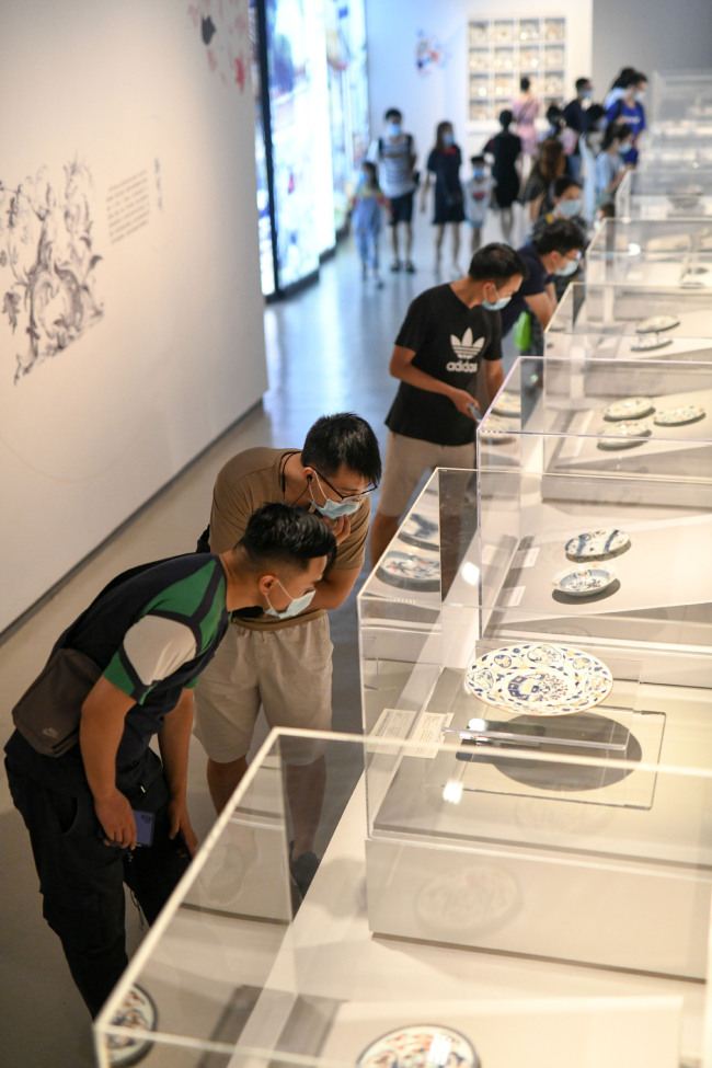 Οι επισκέπτες στην έκθεση «Τζινγιάνγκ: Κινεζική και ιαπωνική πορσελάνη Ιμαρι από τη δυναστεία Τσινγκ» στο Μουσείο Τσενγκντού στις 4 Ιουλίου στο Τσενγκντού, στην επαρχία Σιτσουάν της νοτιοδυτικής Κίνας.