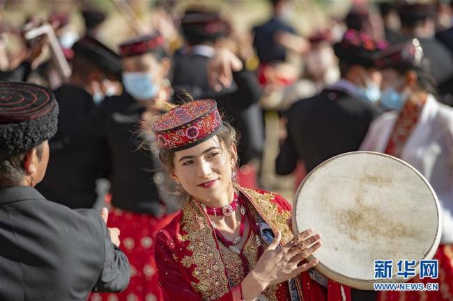 Θίασος χορεύει σε μια τοπική πολιτιστική εκδήλωση στην αυτόνομη κομητεία Τασικουργκάν Τατζίκ στο Σιντζιάνγκ σε φωτογραφία από τις 25 Ιουνίου. [Φωτογραφία / Xinhua]