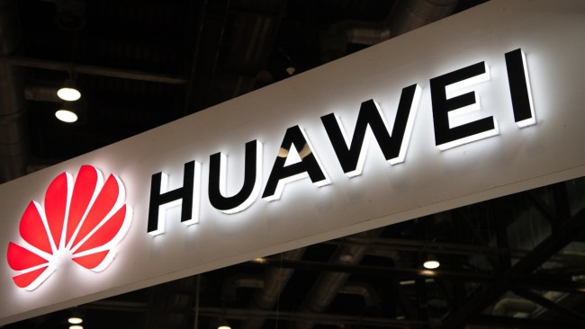 Η κινεζική εταιρεία τεχνολογίας Huawei δεν θα αποκλειστεί από τις γαλλικές επενδύσεις. / Fred Dufour / AFP