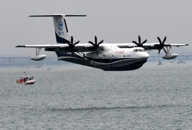 Ένα αμφίβιο αεροσκάφος AG600 «Κουνλόνγκ» πετά πάνω από την θάλασσα στο Τσινγκντάο, επαρχία Σανντόνγκ της ανατολικής Κίνας, στις 26 Ιουλίου 2020. (Xinhua / Li Ziheng)