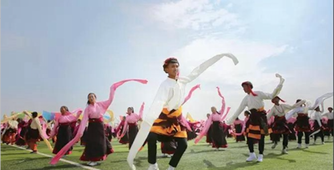 Μαθητές χορεύουν στην τελετή εγκαινίων του Λυκείου Γιούσου (Χαϊντόνγκ) που συνδέεται με το Πανεπιστήμιο Μίνζου της Κίνας. (Φωτογραφία από τον ιστότοπο της κυβέρνησης του αυτόνομου νομού Γιουσού Θιβέτ)