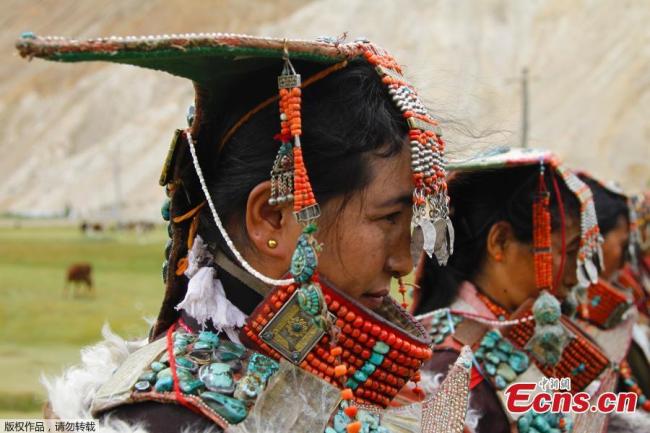 Κάτοικοι από την κομητεία Μπουράνγκ στην Αυτόνομη Περιφέρεια του Θιβέτ της νοτιοδυτικής Κίνας παρουσιάζουν την φορεσιά "Σουάν". (Φωτογραφία: China News Service)