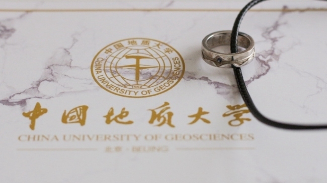 Το Πανεπιστήμιο Γεωεπιστημών της Κίνας πρόσφερε δαχτυλίδια με πολύτιμους λίθους σε όσους τελείωσαν τις σπουδές τους αυτή την χρονιά. [Φωτογραφία: Πανεπιστήμιο Γεωεπιστημών της Κίνας (Πεκίνο)]