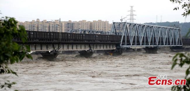 Ένα φορτηγό τρένο συνέβαλε στην αποφυγή κατάρρευσης μιας γέφυρας λόγω της αύξησης της στάθμης του νερού ενός ποταμού στην επαρχία Σιτσουάν της νοτιοδυτικής Κίνας στις 17 Αυγούστου. (Φωτογραφία / VCG)