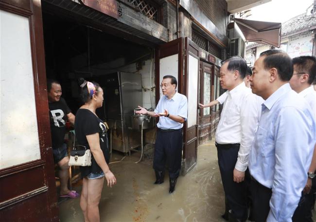 Ο Κινέζος πρωθυπουργός Λι Κετσιάνγκ ενώ ενημερώνεται για τις επιχειρηματικές απώλειες που προκλήθηκαν από το COVID-19 και τις πλημμύρες στο δήμο Τσονγκτσίνγκ της νοτιοδυτικής Κίνας, στις 20 Αυγούστου 2020. (φωτογραφία / Xinhua)