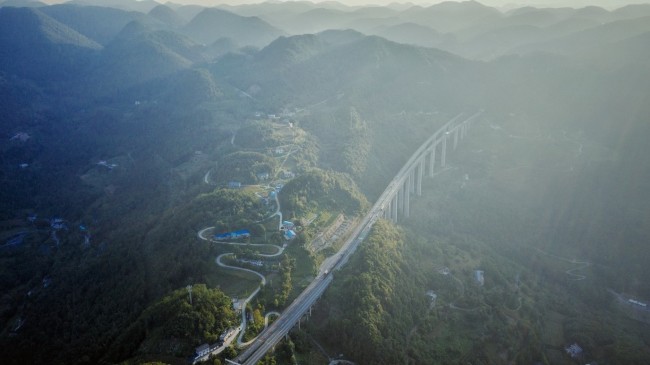 Αυτή η εναέρια φωτογραφία που τραβήχτηκε στις 27 Αυγούστου 2020, δείχνει τη γέφυρα Σιντουχέ στον αυτοκινητόδρομο Σαγκάη-Τσονγκτσίνγκ στην πόλη Γεσανγκουάν που βρίσκεται στην κομητεία Μπαντόνγκ στον Αυτόνομο Νομό Ενσί Τουτζιά και Μιάο, στην επαρχία Χουμπέι της κεντρικής Κίνας. (φωτογραφία / People’s Daily Online)