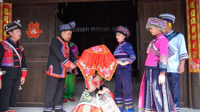Η παραδοσιακή τελετή γάμου της εθνικής μειονότητας των Τουτζιά στην Γιορτή Νιουαρχουέι στην πόλη Μπαϊγιανγκπίνγκ, που βρίσκεται στον Αυτόνομο Νομό των Ενσί Τουτζιά και Μιάο, στην επαρχία Χουμπέι της κεντρικής Κίνας, στις 29 Αυγούστου 2020.<br>
