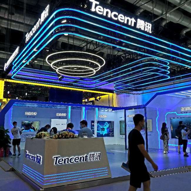 Επισκέπτες μπροστά από το περίπτερο της Tencent, στην έκθεση CIFTIS TRADE FAIR 2020, στις 6 Σεπτεμβρίου 2020. (φωτ. Εύα Παπαζή)<br>