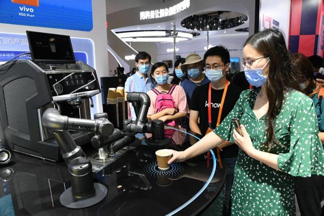 Ρομπότ φτιάχνει καφέ στον εκθεσιακό χώρο της Διεθνούς Έκθεσης της Κίνας για το Εμπόριο και τις Υπηρεσίες στο Πεκίνο, στις 6 Σεπτεμβρίου 2020.<br>