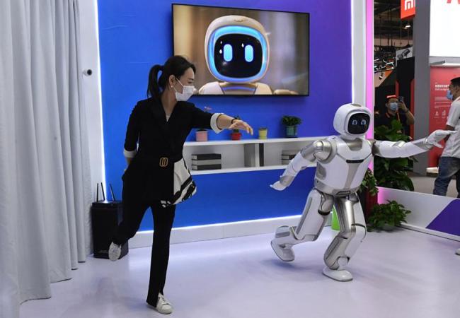 Μια γυναίκα αλληλεπιδρά με ένα ρομπότ κατά τη διάρκεια της Διεθνούς Έκθεσης της Κίνας για το Εμπόριο και τις Υπηρεσίες στο Πεκίνο, στις 6 Σεπτεμβρίου 2020. <br>Η 2020 China International Fair for Trade in Services (CIFTIS)) έχει διάρκεια έως τις 9 Σεπτεμβρίου και γίνεται μέσα στο Ολυμπιακό Πάρκο. (Φωτογραφία / Xinhua) 