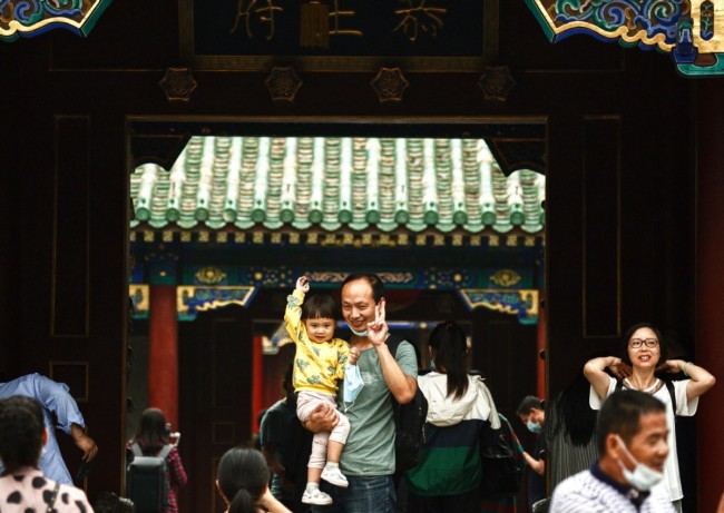 Επισκέπτες γεμίζουν το Γκονγκ Γουάνγκ Φου ή αλλιώς την Έπαυλη του Πρίγκηπα Γκονγκ στο Πεκίνο στις 15 Σεπτεμβρίου 2020. Μετά από 235 μέρες που παρέμεινε κλειστή προς το κοινό, η ιστορική έπαυλη άνοιξε επίσημα την Τρίτη. <br>