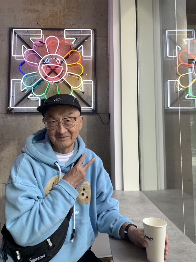 Ο 83χρονος μπλόγκερ μόδας γνωστός ως Παππούς Κάνγκ στο Γουχάν της επαρχίας Χουμπέι, εμπνέει εκατομμύρια ανθρώπους στο διαδίκτυο. (φωτογραφία/ chinadaily.com.cn)