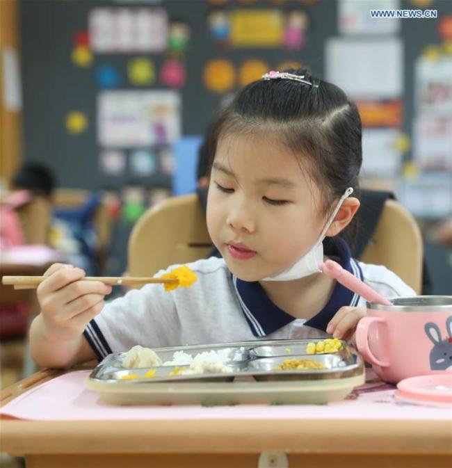 Μια μαθήτρια τρώει μεσημεριανό γεύμα σε ένα δημοτικό σχολείο στην περιοχή Τσανγκνίνγκ της Σαγκάης, στην ανατολική Κίνα, στις 2 Σεπτεμβρίου 2020. Το σχολείο προωθεί την εκστρατεία "Εκκαθάριση πιάτου" για να σταματήσει η σπατάλη τροφής καθώς ξεκινά το νέο εξάμηνο. (Xinhua / Ding Ting)
