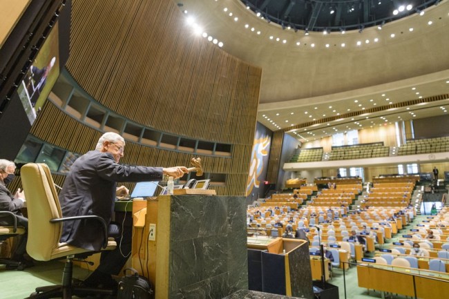 Ο Volkan Bozkir, πρόεδρος της 75ης συνόδου της Γενικής Συνέλευσης των Ηνωμένων Εθνών (UNGA), εγκαινιάζει τη Γενική Συζήτηση της 75ης συνόδου της Γενικής Συνέλευσης των Ηνωμένων Εθνών στην έδρα του ΟΗΕ στη Νέα Υόρκη στις 22 Σεπτεμβρίου 2020. (Rick Bajornas/UN Photo/Handout via Xinhua)