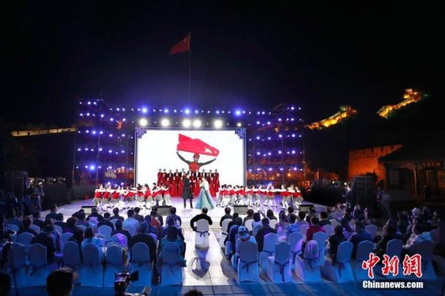 Καλλιτέχνες δίνουν παράσταση κατά την διάρκεια πολιτιστικών δραστηριοτήτων για τους Ολυμπιακούς αγώνες του 2022 που έγιναν καθώς ξεκίνησε η αντίστροφη μέτρηση των 500 ημέρων, στο Μπανταλίνγκ, περιοχή Γιαντσίνγκ του Πεκίνου, πρωτεύουσα της Κίνας, στις 20 Σεπτεμβρίου 2020.
