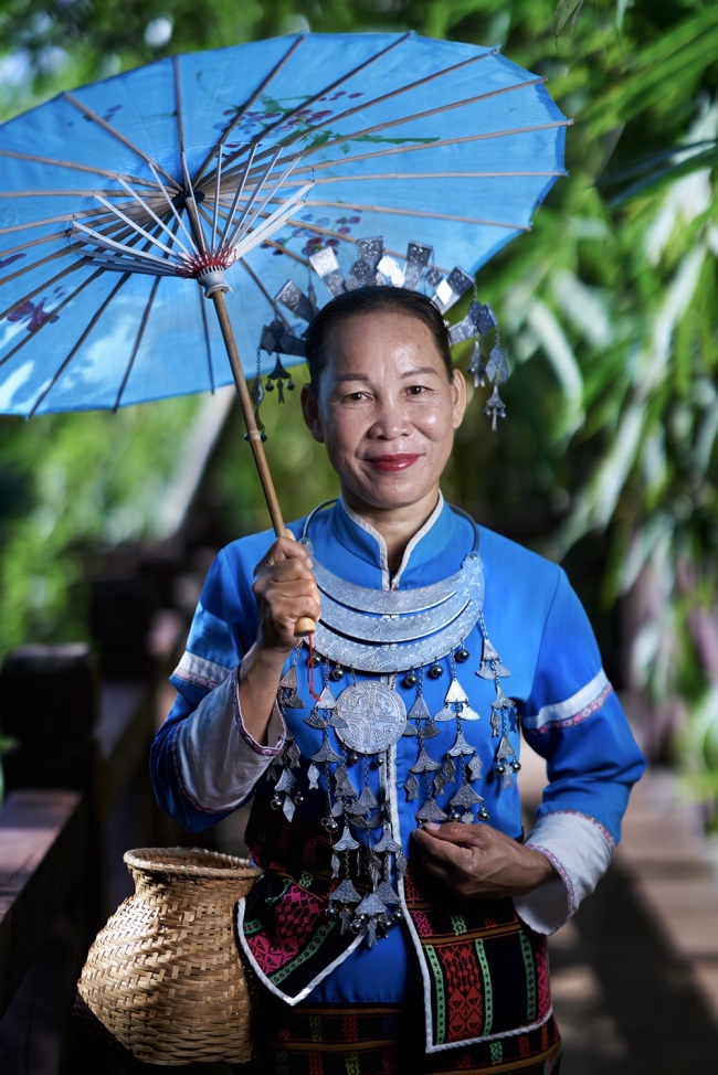 Γυναίκα με παραδοσιακή φορεσιά των Λι από την Νήσο Χαϊνάν, νότια Κίνα (φωτ. Γιώργος Δούπας)